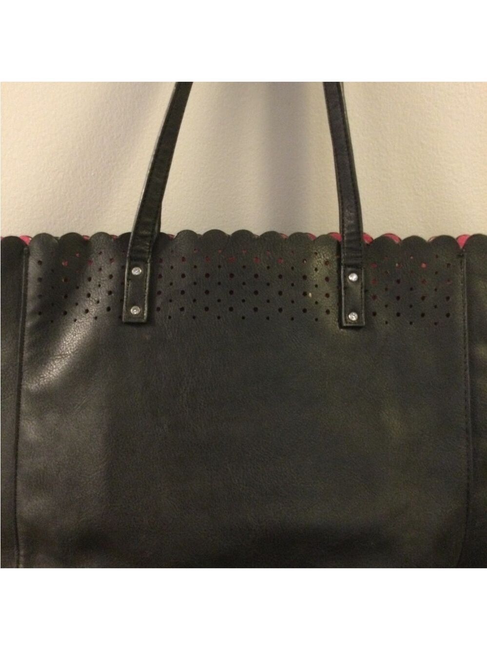 Candies Woman’s black bag with pink interior open bag no closure - Picture 10 of 16